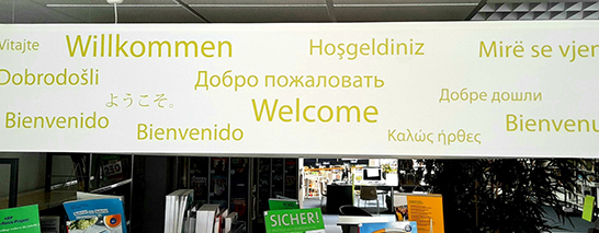 Banner mit dem Wort "Willkommen" in unterschiedlichen Sprachen © Stadt Hildesheim