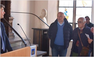 Auf der Empore des Rathauses erinnerte Oberbürgermeister Dr. Ingo Meyer an das Schicksal der Zwangsarbeiter während der NS-Diktatur in Hildesheim.