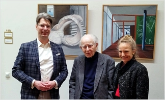 Oberbürgermeister Dr. Ingo Meyer (l.) unternahm mit Künstler Hellmuth Bruhn Petersen und dessen Tochter Maren Krause einen kleinen Rundgang durch die Ausstellung.