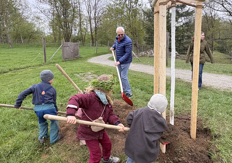 Bürgermeister Dr. Ulrich Kumme pflanzte mit Kindern des Waldkindergartens „Mamamiti“ eine Zitterpappel im Wildgatter.