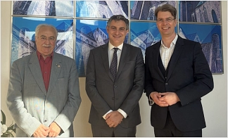 Oberbürgermeister Dr. Meyer, Generalkonsul Piero Vaira und der Vorsitzende der Deutsch-Italienischem Gesellschaft Enzo Iacovozzi im Dienstzimmer.