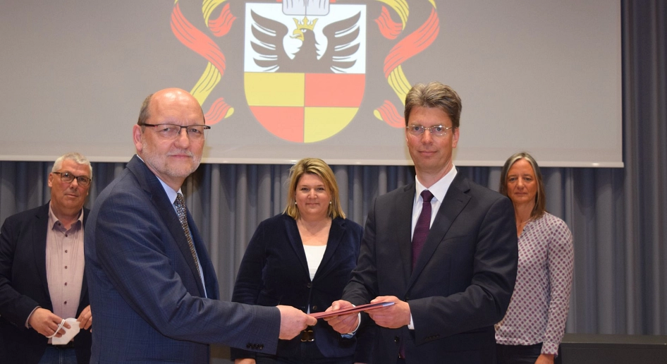 Dr. Michael Schütz (Stadt Hildesheim, Fachbereichsleiter Archiv und Bibliotheken) übergab Oberbürgermeister Dr. Ingo Meyer die Empfehlung der Arbeitsgruppe im Beisein von (hinten v. l.) Dr. Thomas Scharf-Wrede (Bistum Hildesheim), Katharina Schramm (Stell