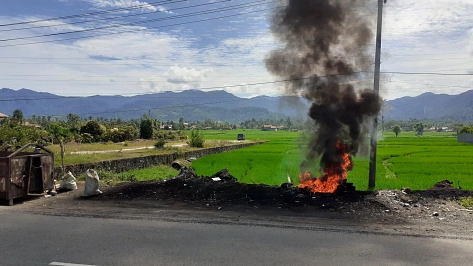 Brennender Müll am Straßenrand von Padang