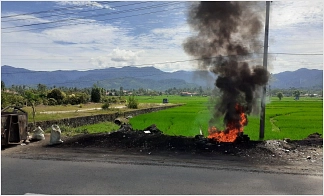 Brennender Müll am Straßenrand von Padang