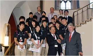 Bürgermeister Ekkehard Palandt (unterste Reihe rechts) begrüßte die japanische Delegation des diesjährigen Simultanaustausches im historischen Rathaus.