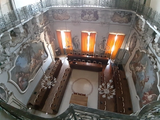 Der Saal, in dem der Rat der Stadt Pavia tagt