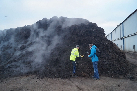 Detlef Kramer zeigt dem Fachpublikum die Beschaffenheit des Komposts