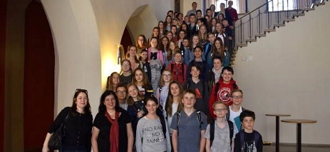 Die Bürgermeisterin Beate König (unten links) hieß die Schülerinnen und Schüler auf der Empore im Rathaus willkommen.