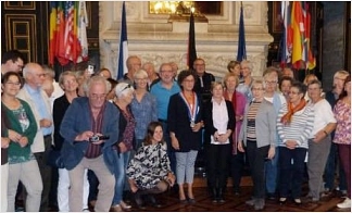 Die Hildesheimer Gruppe mit ihren französischen Gastgebern beim Empfang im Rathaus von Angoulême.