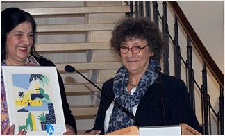 Die stellvertretende Bürgermeisterin aus Angoulême Elisabeth Lasbugues überreicht ein Gastgeschenk an Bürgermeisterin Beate König