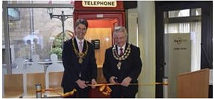 Eröffnung der englischen Telefonzelle im Rathaus