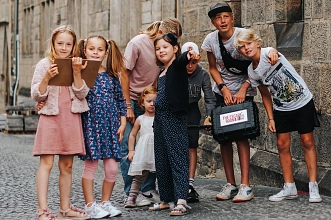 Escaperoom Kindergruppenbild auf Kopfsteinpflaster