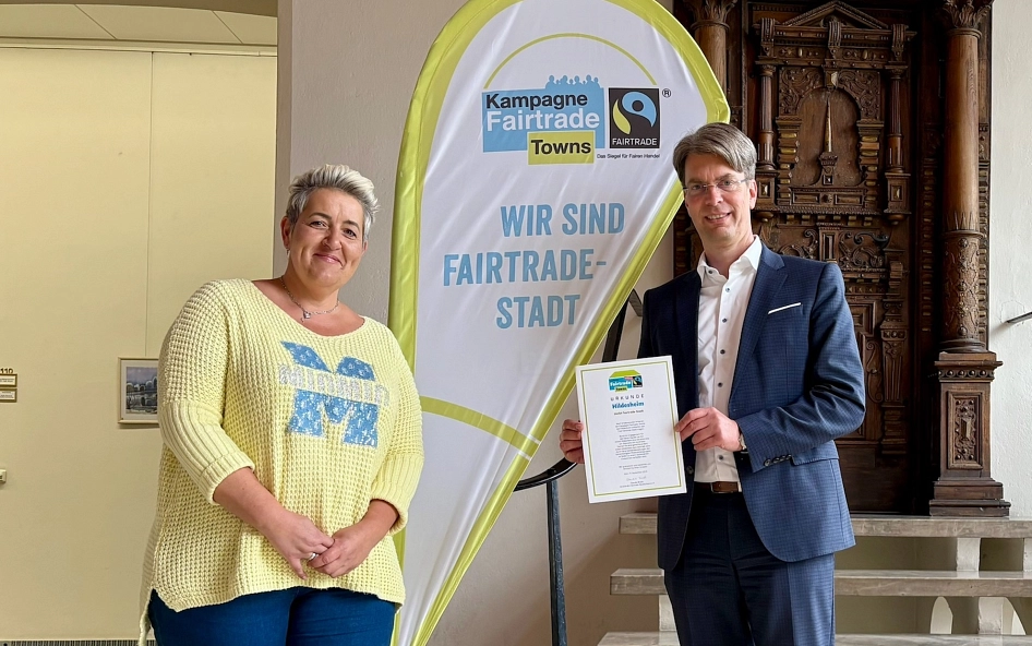 Annett Boegel nahm stellvertretend für die Arbeitsgruppe die Urkunde zur Rezertifizierung von Oberbürgermeister Dr. Ingo Meyer entgegen.