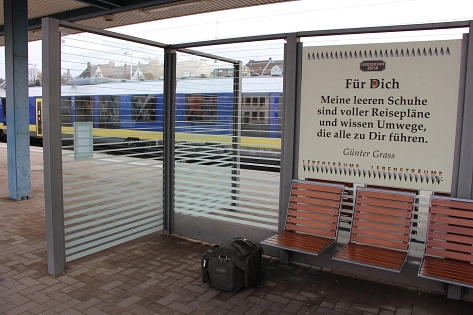 Hildesheimer Lesezeichen mit einem Zitat von Günter Grass auf einem Bahnsteig im Hauptbahnhof. © Hildesheimer Lesezeichen am Hauptbahnhof_Foto: Norbert Jaekel