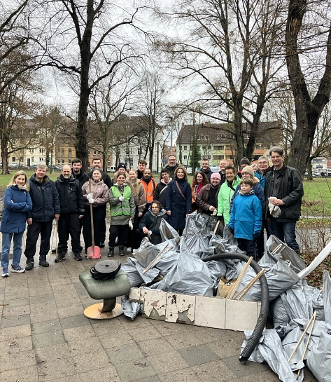 Gruppenbild der Stadtverwaltung beim Frühjahrsputz