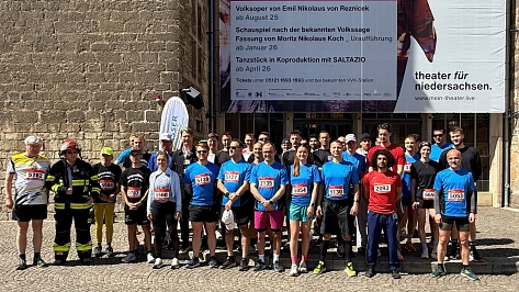 Läuferinnen und Läufer der Partnerstädte Halle (Saale), Angoulême und das Team der Stadt Hildesheim vor dem Lauf am Rathaus.&nbsp;&copy;&nbsp;Stadt Hildesheim