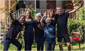 Das Ensemble „HI FIVE“ bietet spontanes Impro-Theater. Foto: HI FIVE