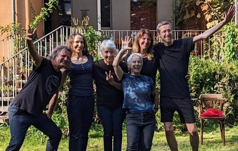 Das Ensemble „HI FIVE“ bietet spontanes Impro-Theater. Foto: HI FIVE