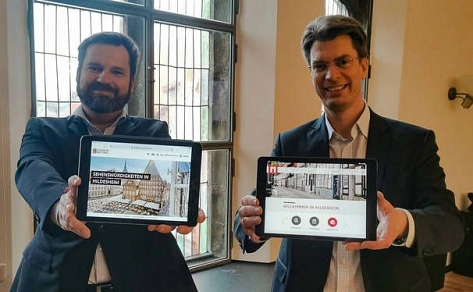 Oberbürgermeister Dr. Ingo Meyer und Fritz Ahrberg, Chef von Hildesheim Marketing zeigen auf einem Tablet die Startseiten der neuen Internetauftritte © Stadt Hildesheim