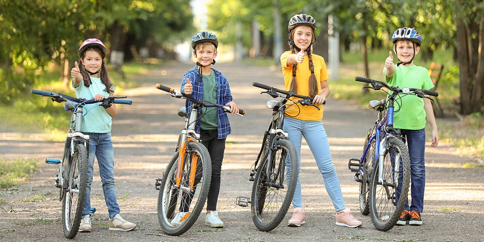 Kinder mit Fahrrädern im Grünen&nbsp;&copy;&nbsp;Adobe Stock