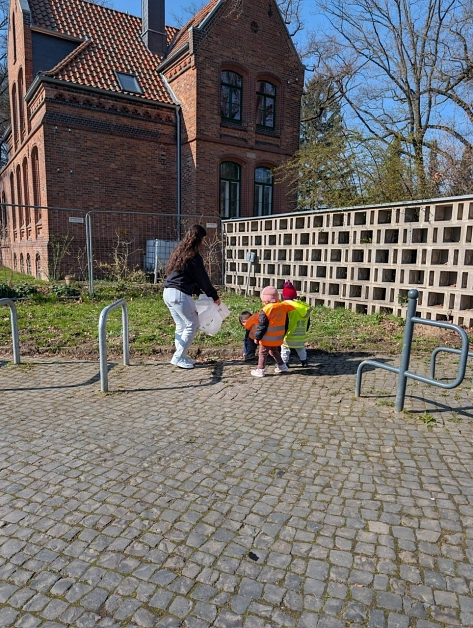 Kinder aus der Kindertagesstätte beim Frühjahrsputz