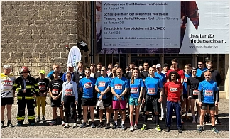 Läuferinnen und Läufer aus Halle (Saale), Angoulême und des Teams der Stadt Hildesheim vor dem Lauf auf der Lilie.