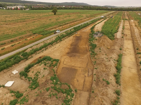 Luftbildaufnahme der Gräben und Palisaden des Erdwerkes, Blickrichtung Osten