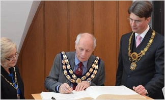 Mayor Alan Peak trug sich in Begleitung von Mayoresse Jacqueline Peak auf Einladung von Oberbürgermeister Dr. Ingo Meyer ins Goldene Buch der Stadt Hildesheim ein.