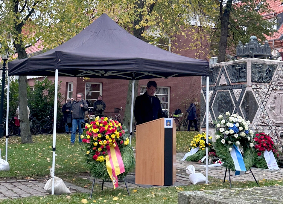 Oberbürgermeister Dr. Ingo Meyer gedenkt der Opfer des Holocausts