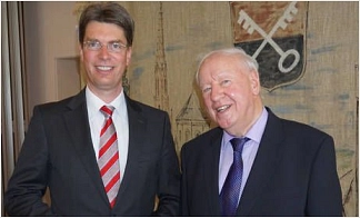 Oberbürgermeister Dr. Ingo Meyer (l.) mit Klaus-Dieter Leder, Vorsitzender der Laubaner Gemeinde.