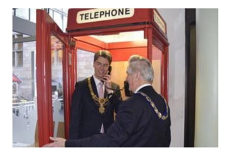 Oberbürgermeister Dr. Ingo Meyer (l.) und Councillor Michael Lyall testeten die Funktionstüchtigkeit der englischen Telefonzelle als Besuchertelefon der Stadtverwaltung.