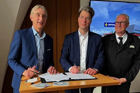 Oberbürgermeister Dr. Ingo Meyer und Markus Kellner, Geschäftsführer des beauftragten Generalunternehmers Depenbrock Partnering GmbH & Co. KG und Heiko Pfänder, Leiter der Berufsfeuerwehr Hildesheim