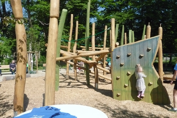 Klettergeräte im Ernst-Ehrlicher-Park mit KIndern
