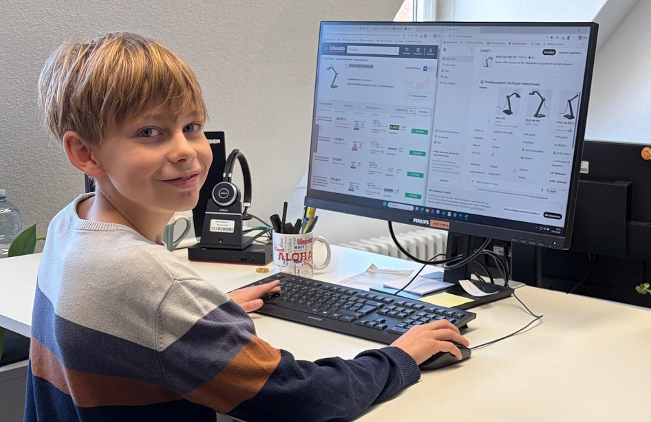 Paul Schlüter – hier bei einer Preisrecherche für eine Dokumentenkamera - absolvierte seinen Zukunftstag bei seiner Mutter im Team IT-Steuerung.
