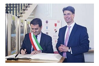 Pavias Bürgermeister Massimo Depaoli (l.) trug sich auf Einladung von Hildesheims Oberbürgermeister Dr. Ingo Meyer ins Goldene Buch der Stadt ein.