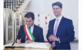 Pavias Bürgermeister Massimo Depaoli (l.) trug sich auf Einladung von Hildesheims Oberbürgermeister Dr. Ingo Meyer ins Goldene Buch der Stadt ein.