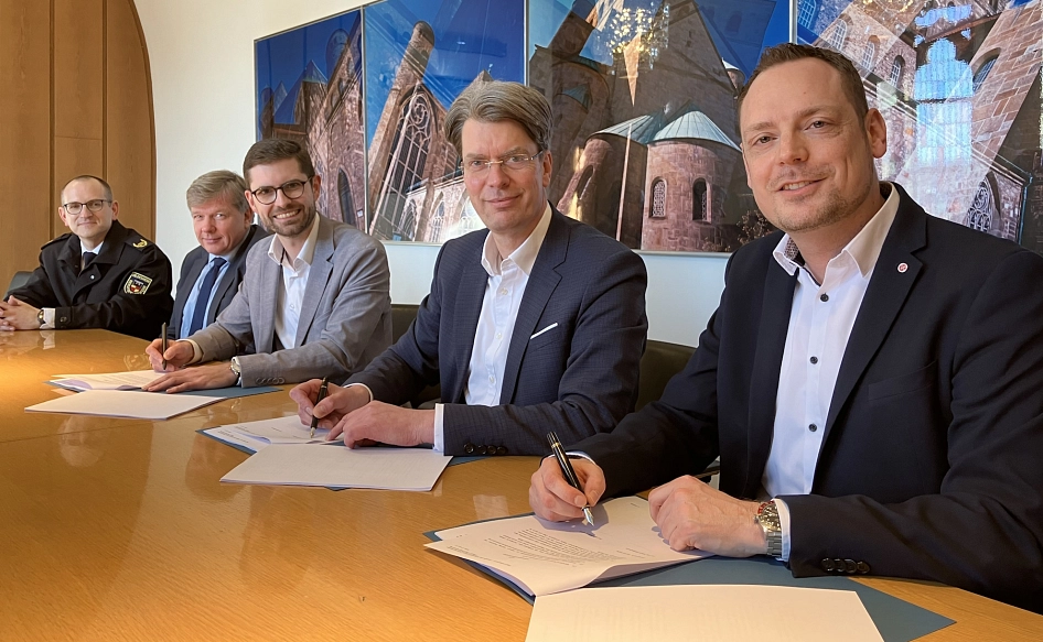 Marius Dossow, Oberbürgermeister Dr. Ingo Meyer und Florian Soot (v. r.) unterzeichneten heute im Beisein von Sebastian Degener (l., Stadt Hildesheim, Bereichsleiter Gefahrenabwehr) und Ulf Behnel (Stadt Hildesheim, Dezernent für Finanzen und Ordnung) die Verträge für den Rettungsdienst ab 1. Juli 2026.