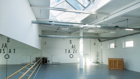Einblick in ein Tanzstudio der Schule - mit Spiegelwand und Oberlicht © Studio_(c)Saltazio-Schule der Tanzkünste