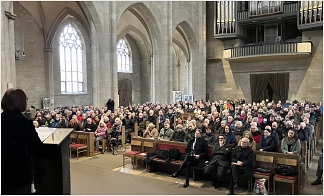 Friedensnobelpreisträgerin Prof. Dr. Irina Scherbakowa hielt in der voll besetzten St. Andreaskirche die Friedensrede 2024.