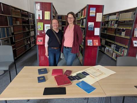 Silke Bielefeldt (l.) und Jamie Woodring (r.) bei der Abgabe der Dokumente von Guy Stern im Lesesaal des Stadtarchivs.&nbsp;&copy;&nbsp;Stadt Hildesheim