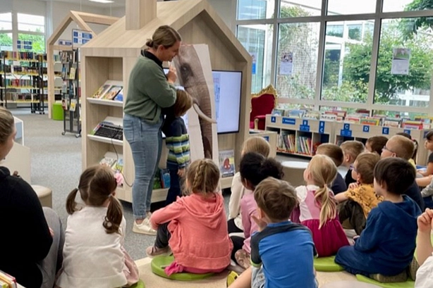 Stadtbibliothek Kita-Kinder mit Elelfantenbuch-Vorstellung