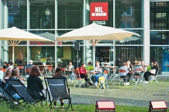 Sundowner Event am Roemer- und Pelizaeus-Museum. Studierende auf Sonnenliegen. © Stadt Hildesheim