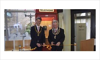 Telefonzelle im Stadtbüro mit dem OB Dr. Meyer und Mayor