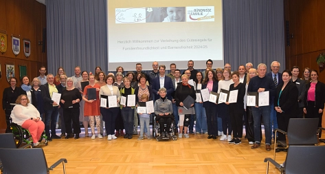 Gruppenbild der Verleihung des Gütesiegels für Familienfreundlichkeit und Barrierefreiheit der Stadt Hildesheim 2024/25 © Stadt Hildesheim