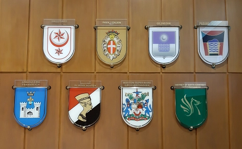 Acht Wappen der mit Hildesheim verbundenen Städte an der Wand im Rathaus