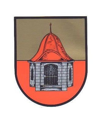 zweigeteiltes Wappen in den Farben Gold/Orange mit der Abbildung der Kapelle „Klus“. © Stadt Hildesheim