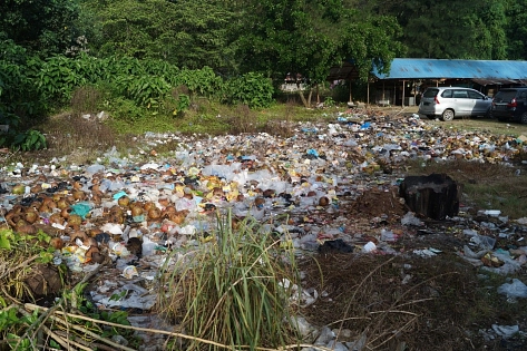 Wilde Müllablagerung in Padang
