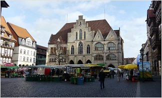 Der Wochenmarkt zieht vorübergehend vom Marktplatz auf den nördlichen Andreasplatz. Archivfoto 2015