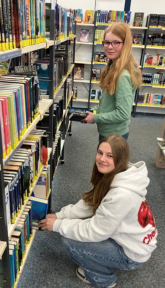Zoey (stehend) und Elena absolvierten ihren Zukunftstag in der Stadtbibliothek.